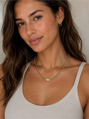 KENDRA SCOTT Elisa Gold Plated NECKLACE with MULTIFACETED Quartz Pendant.